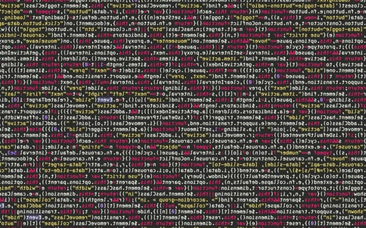 Profesional analizando datos de competencia en pantalla